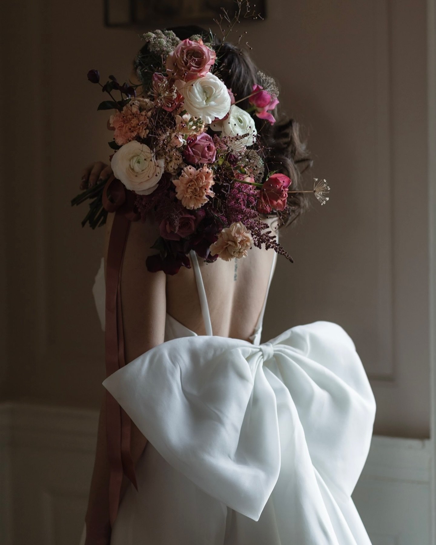 THE most dreamiest florals 🌺 

From our feature in @countyweddingmagazines 

Photography @cuttlebone.co.uk 
Venue @findon_place
Dress @velvet_birdcage_ bespoke_bridal 
Florist @flowers4worthing
MUA @rosebudmakeup
Hair @ashleigh.jay.weddings
Model @l